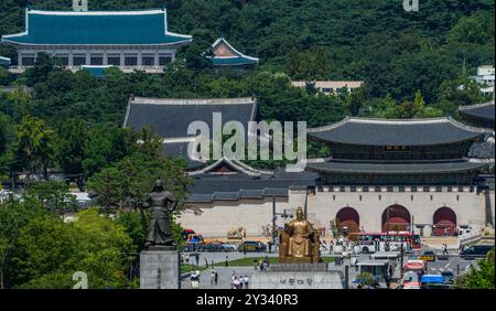 Seoul, Südkorea. September 2024. Ein allgemeiner Blick auf den Gwanghwamun-Platz und den Gyeongbokgung-Palast im Zentrum von Seoul von Süden nach Norden. Gwanghwamun ist das größte Tor des Gyeongbokgung Palace in Seoul, Südkorea. Es ist ein Wahrzeichen und Symbol, das die lange Geschichte von Seoul, der Hauptstadt der Joseon-Dynastie, symbolisiert. Ein groß angelegtes Restaurierungsprojekt wurde kürzlich abgeschlossen und der Öffentlichkeit zugänglich gemacht. (Foto: Kim Jae-Hwan/SOPA Images/SIPA USA) Credit: SIPA USA/Alamy Live News Stockfoto
