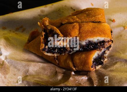 Schuss auf Terang Bulan oder süßen Martinabak. Typisch indonesisches Essen. Stockfoto