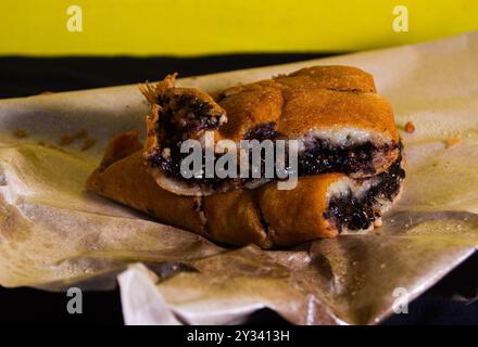 Schuss auf Terang Bulan oder süßen Martinabak. Typisch indonesisches Essen. Stockfoto