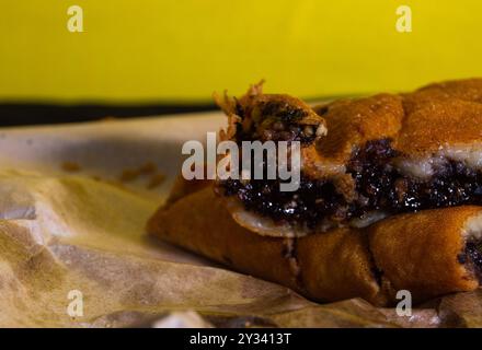 Schuss auf Terang Bulan oder süßen Martinabak. Typisch indonesisches Essen. Stockfoto