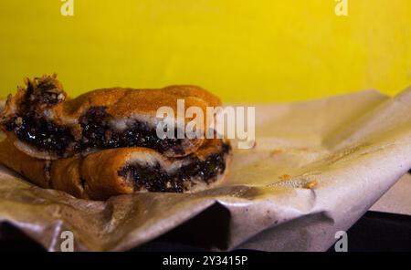 Schuss auf Terang Bulan oder süßen Martinabak. Typisch indonesisches Essen. Stockfoto