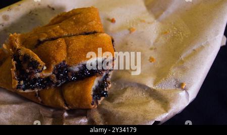Schuss auf Terang Bulan oder süßen Martinabak. Typisch indonesisches Essen. Stockfoto
