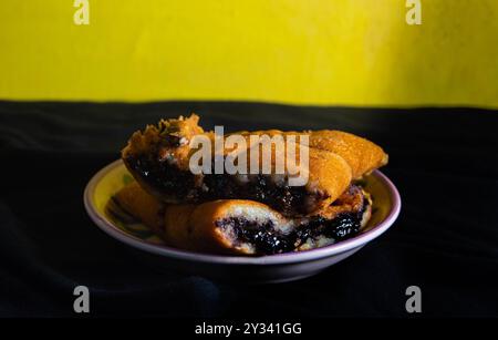 Schuss auf Terang Bulan oder süßen Martinabak. Typisch indonesisches Essen. Stockfoto