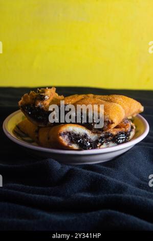Schuss auf Terang Bulan oder süßen Martinabak. Typisch indonesisches Essen. Stockfoto