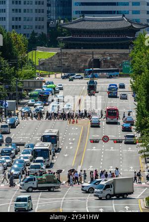 Seoul, Südkorea. September 2024. Ein allgemeiner Blick auf das Namdaemun Gate, eines der Symbole von Seoul, und Seouls zentralen Boulevard von Norden nach Süden. Namdaemun, offiziell bekannt als Sungnyemun, ist eines der acht Tore in der Festungsmauer von Seoul, Südkorea. (Credit Image: © Kim Jae-Hwan/SOPA Images via ZUMA Press Wire) NUR REDAKTIONELLE VERWENDUNG! Nicht für kommerzielle ZWECKE! Stockfoto