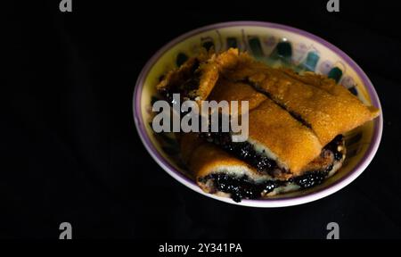 Schuss auf Terang Bulan oder süßen Martinabak. Typisch indonesisches Essen. Stockfoto