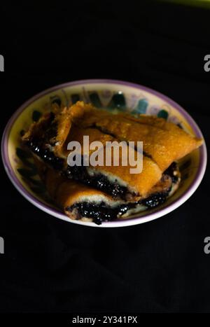 Schuss auf Terang Bulan oder süßen Martinabak. Typisch indonesisches Essen. Stockfoto