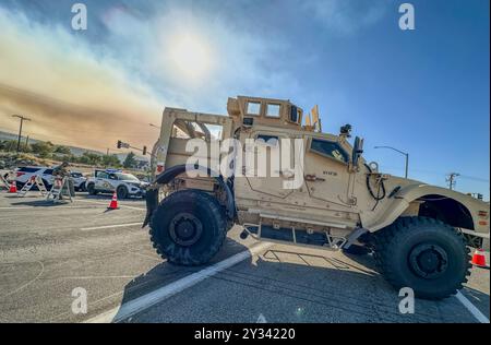 Phelan, CA, USA. September 2024. Die US National Guard 330 Unit und die Polizei bewachen den Eingang zum Highway 138 (Beekley Rd), der geschlossen wird, um Menschen vom Skigebiet Wright Wood fernzuhalten. Rauch aus dem Bridge Fire im Angeles National Forest, aus der Wüste direkt am Pear Blossom Highway, zwischen Llano und Phelan, Kalifornien. (Kreditbild: © Amy Katz/ZUMA Press Wire) NUR REDAKTIONELLE VERWENDUNG! Nicht für kommerzielle ZWECKE! Stockfoto