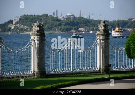 Blick auf die Hagia Sophia von Dolmabahca Sarayı, Uskudar, Istanbul, Türkei, Europa-Asien Stockfoto