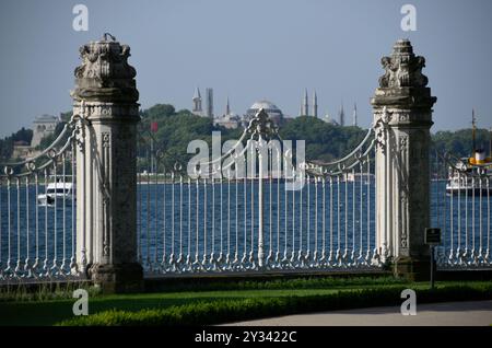 Blick auf die Hagia Sophia von Dolmabahca Sarayı, Uskudar, Istanbul, Türkei, Europa-Asien Stockfoto