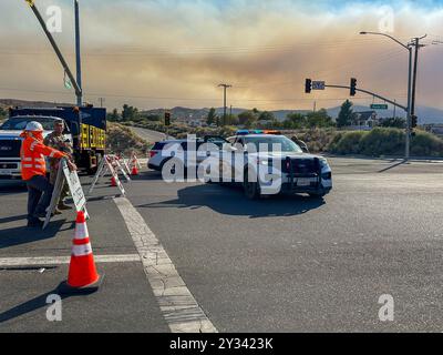 Phelan, CA, USA. September 2024. Die US National Guard 330 Unit und die Polizei bewachen den Eingang zum Highway 138 (Beekley Rd), der geschlossen wird, um Menschen vom Skigebiet Wright Wood fernzuhalten. Rauch aus dem Bridge Fire im Angeles National Forest, aus der Wüste direkt am Pear Blossom Highway, zwischen Llano und Phelan, Kalifornien. (Kreditbild: © Amy Katz/ZUMA Press Wire) NUR REDAKTIONELLE VERWENDUNG! Nicht für kommerzielle ZWECKE! Stockfoto