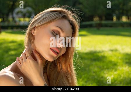 Schöne Model-Frau im Park Stockfoto