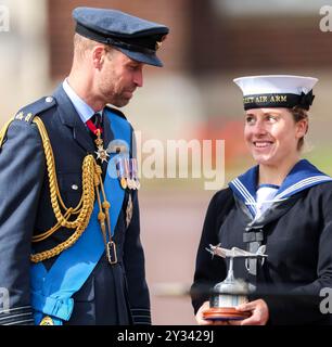 Cranwell, Vereinigtes Königreich.12/09/2024. Der Prinz von Wales nimmt an der SovereignÕs Parade Teil. Royal Air Force College. Der Prinz von Wales nimmt im Auftrag seiner Majestät König Karl III. An der SovereignÕs Parade Teil. Die SovereignÕs Parade umfasst Absolventen des „Commissioned Warrant Officers“-Kurses und des Modularen Initial Officer Training-Kurses. Insgesamt werden 48 Kadetten der Royal Air Force an der Parade teilnehmen, zusammen mit 4 internationalen Offizierskadetten aus Jordanien, Kenia, Pakistan und Uganda. Bild von Andrew Parsons/Parsons Media Stockfoto