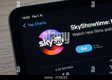 OSTRAVA, TSCHECHIEN - 1. AUGUST 2024: App Store mit SkyShowtime Streaming Service Mobile App wird installiert Stockfoto