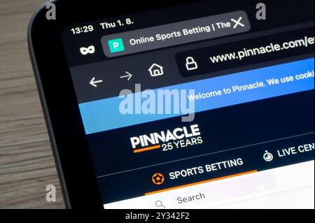 OSTRAVA, TSCHECHISCHE REPUBLIK - 1. AUGUST 2024: Website der Wettgesellschaft Pinnacle, auf der Spieler auf Sport setzen können Stockfoto