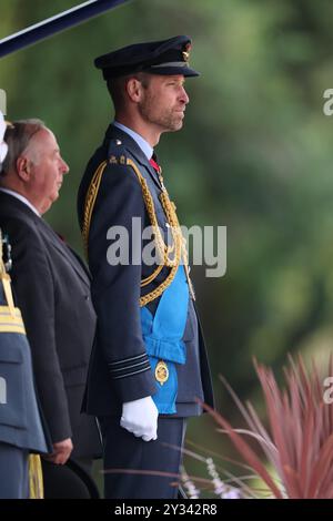 Image © lizenziert für Parsons Media. 12/09/2024. Cranwell, Großbritannien. Der Prinz von Wales nimmt an der Sovereign's Parade Teil. Royal Air Force College. Der Prinz von Wales nimmt an der Sovereign's Parade im Namen seiner Majestät König Charles III. Teil der Sovereign's Parade sind Absolventen des Commissioned Warrant Officers Course und des Modular Initial Officer Training Course. Insgesamt werden 48 Kadetten der Royal Air Force an der Parade teilnehmen, zusammen mit 4 internationalen Offizierskadetten aus Jordanien, Kenia, Pakistan und Uganda. Bild von Andrew Parsons/Parsons Media Stockfoto