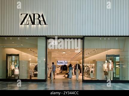 Eintritt zum Zara Bekleidungsgeschäft Rio Shopping Mall Valladolid Castile und Leon Spanien Stockfoto