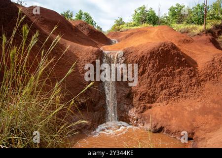 Kleiner Wasserfall im Waimea Canyon auf der Insel Kauai, Hawaii Stockfoto