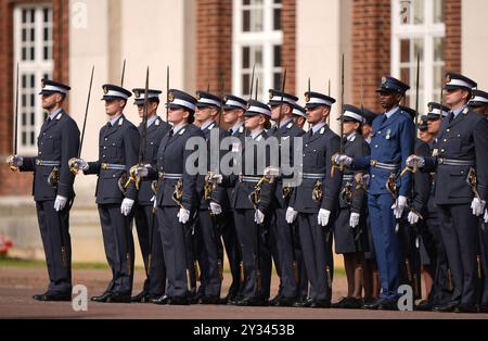 Absolventinnen und Absolventen des Commissioned Warrant Officers Course und des Modular Initial Officer Training Course während der Sovereign's Parade am Royal Air Force College in Cranwell, Lincolnshire. Bilddatum: Donnerstag, 12. September 2024. Stockfoto