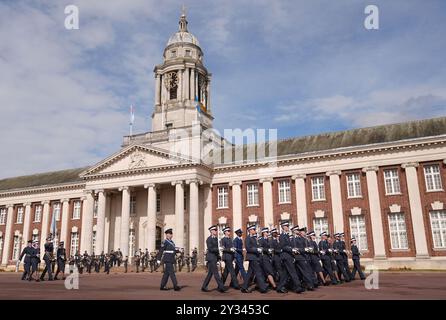 Absolventinnen und Absolventen des Commissioned Warrant Officers Course und des Modular Initial Officer Training Course während der Sovereign's Parade am Royal Air Force College in Cranwell, Lincolnshire. Bilddatum: Donnerstag, 12. September 2024. Stockfoto