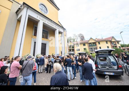 Mailand, Mailand. September 2024. Funerali di Padre, madre e bimbo uccisi dal figlio primogenito a Paderno Dugnano, presso la chiesa di Santa Maria Nascente - Mailand - Giovedì 12 Settembre 2024 (Foto Claudio Furlan/Lapresse) Beerdigung von Vater, Mutter und Baby getötet von erstgeborenem Sohn in Paderno Dugnano, in der Kirche Santa Maria Nascente - Mailand - Donnerstag, 12. Sept. 2024 (Foto Claudio Furlan/Lapresse) Stockfoto