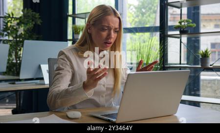 Kaukasische frustrierte Geschäftsfrau verlor Job Computerausfall Geschäftsproblem im Büro aufgebracht ängstliche gestresste Frau las schlechte Nachrichten auf Laptop abgelehnt Stockfoto