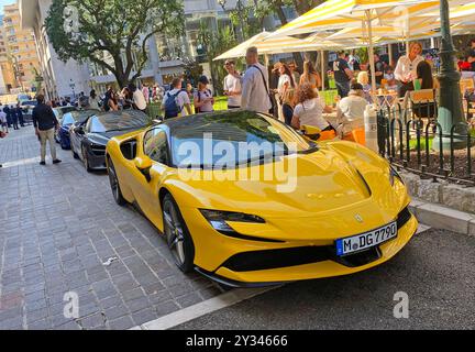 Ferrari Supercars parkten vor dem Hermitage Hotel im Zentrum von Monte Carlo, Monaco, während des Renntages des Formel 1 Grand Prix von Monaco. Stockfoto