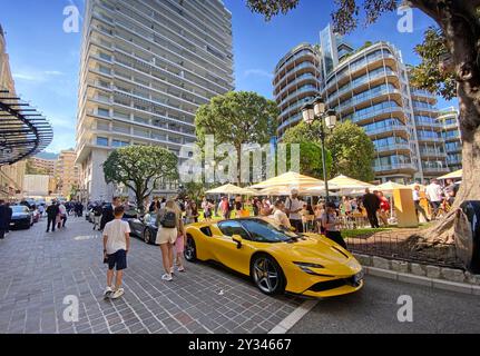 Ferrari Supercars parkten vor dem Hermitage Hotel im Zentrum von Monte Carlo, Monaco, während des Renntages des Formel 1 Grand Prix von Monaco. Stockfoto