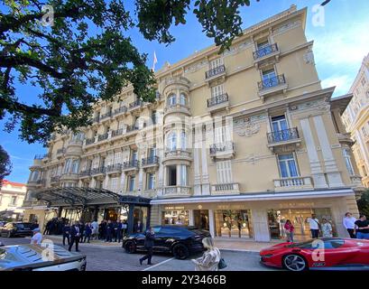 Ferrari Supercars parkten vor dem Hermitage Hotel im Zentrum von Monte Carlo, Monaco, während des Renntages des Formel 1 Grand Prix von Monaco. Stockfoto