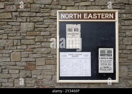 North Eastern Railway Notizboard in der Nähe des Bahnhofs im Freilichtmuseum Beamish, County Durham, England, Großbritannien. Horizontales oder Querformat mit Stockfoto
