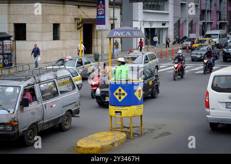 Eine erwachsene hispanische Verkehrspolizei Policia Transito in einer reflektierenden Weste kontrolliert den schweren Verkehr in Lima Peru. Stockfoto