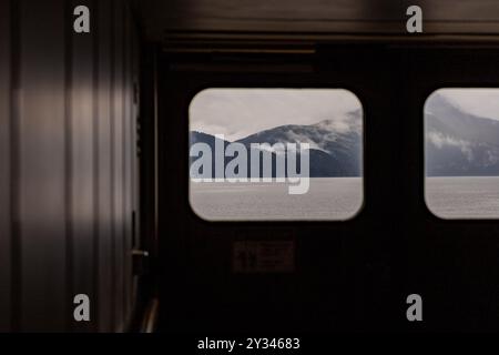 Der Blick auf die Berge im Hafen von Ketchikan von einem angedockten Kreuzfahrtschiff aus Stockfoto
