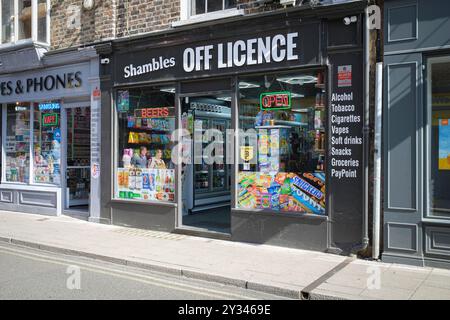 Die Ladenfront der Shambles Off-Lizenz in Central York, Großbritannien. Stockfoto