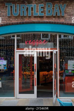 Der Eingang des Turtle Bay Caribbean Restaurants im Zentrum von York, Großbritannien. Stockfoto