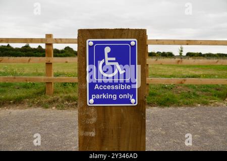 Ein Schild mit blauem Schild für Behindertenparkplätze im York Community Woodland, zwischen Knapton und Poppleton, York, Großbritannien. Stockfoto