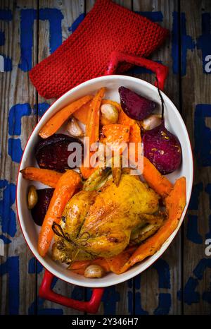 Das Huhn gebacken mit hackfrüchten. top anzeigen.. Stockfoto