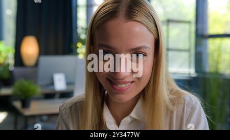 Porträt lächelndes kaukasisches Mädchen Geschäftsfrau glücklicher Student Arbeitgeber Büroangestellte charmante Studentin, die auf Kamerafirma-Mitarbeiter blickt Stockfoto