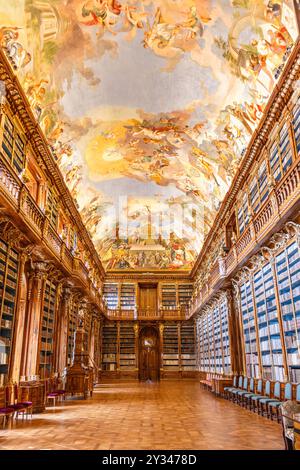 Prag, Tschechische Republik - 30. Mai 2024: In der Bibliothek des Klosters Strahov, einer der wertvollsten und am besten erhaltenen Bibliotheken Stockfoto