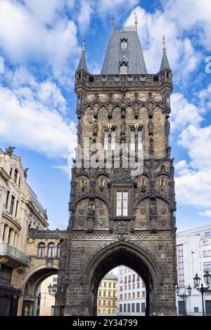 Der Pulverturm oder Pulvertor ist ein gotischer Turm in Prag, Tschechien. Es ist eines der ursprünglichen Stadttore. Sie trennt die Altstadt von der Stockfoto