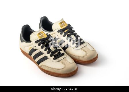 Belgrad, Serbien - 30. August 2024. Adidas Originals Samba Beige mit schwarzen Streifen. Turnschuhe Schuhe, Vintage-Sneaker-Turnschuhe. Isoliert auf weißem Hintergrund Stockfoto