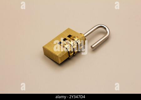 Nahaufnahme des Kombinationsvorhängeschlosses Stockfoto