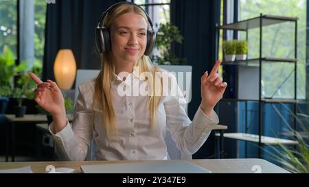 Kaukasische Geschäftsfrau beenden Computerarbeit dehnen am Schreibtisch glücklich entspannte Geschäftsfrau weibliche Arbeiterin Stressabbau nach Arbeit gut erledigt Stockfoto