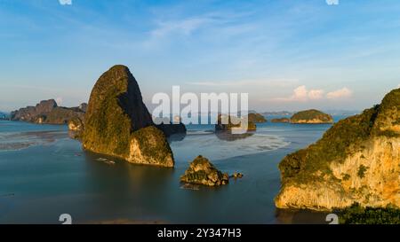 Luftaufnahme Drohne Aufnahme von Sametnangshe Landschaftsansicht in Phang-nga Thailand schönes Meer erstaunliche Landschaft Naturblick Stockfoto