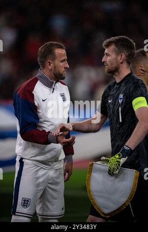 LONDON, ENGLAND – 10. SEPTEMBER: Harry Kane, Lukas Hradecky während des Spiels der UEFA Nations League 2024/25 League B Gruppe B2 zwischen England und Finnland Stockfoto