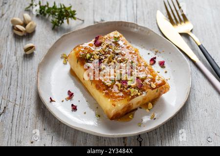 Filo-Teig mit Fetakäse mit Honig und Pistazien Stockfoto