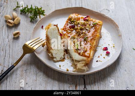 Filo-Teig mit Fetakäse mit Honig und Pistazien Stockfoto