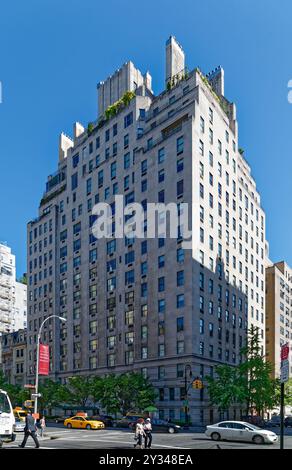 Ein denkmalgeschütztes Apartmentgebäude der Upper East Side, das von Rosario Candela und Mott B. Schmidt aus Kalkstein entworfen wurde, vereint klassische und Art déco-Elemente. Stockfoto