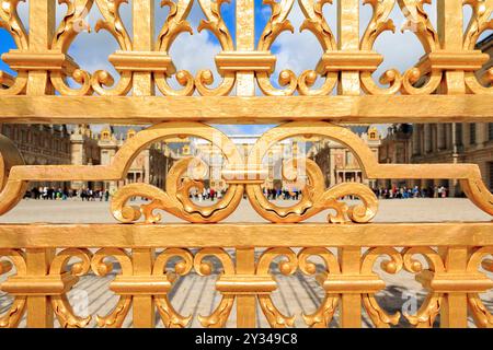 VERSAILLES, FRANKREICH - 12. MAI 2013: Dies ist ein fragmentgeschmiedetes vergoldetes Geländer des Schlosses von Versailles. Stockfoto