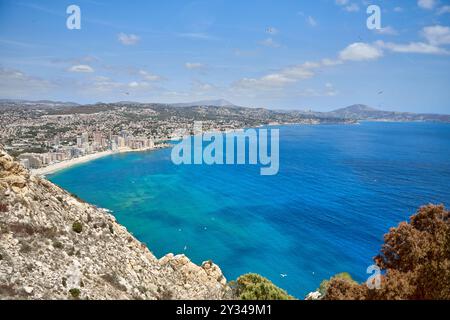 Atemberaubende Aussicht von der Klippe auf die atemberaubende Calpe Bay in Spanien mit kristallklarem Wasser, Sandstränden und majestätischen Felsformationen Stockfoto
