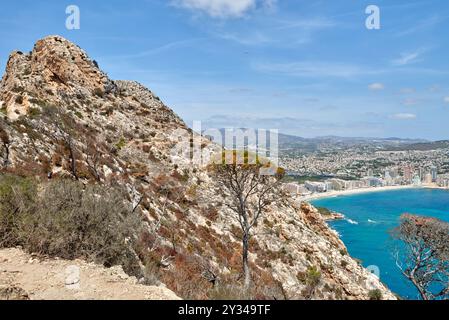 Atemberaubende Aussicht von der Klippe auf die atemberaubende Calpe Bay in Spanien mit kristallklarem Wasser, Sandstränden und majestätischen Felsformationen Stockfoto